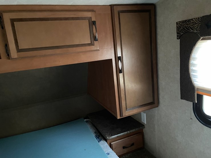 #201-•-2014-palomino-puma-253-fbs-27'-fifth-wheel-camper-(has-wi-title)-image-70