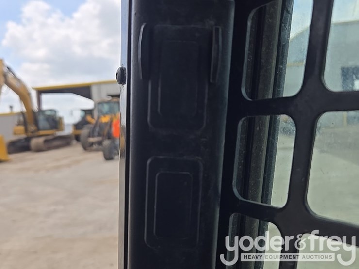 2021-bobcat-t740-image-101