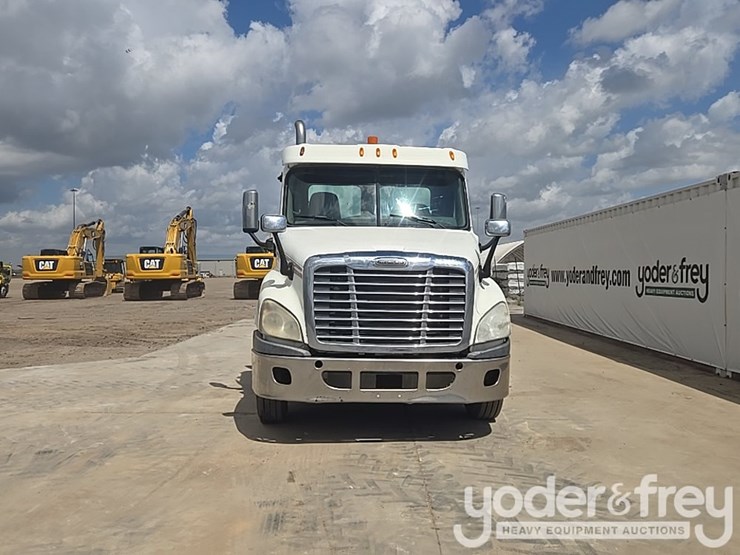 2011-freightliner-cascadia-125-image-8