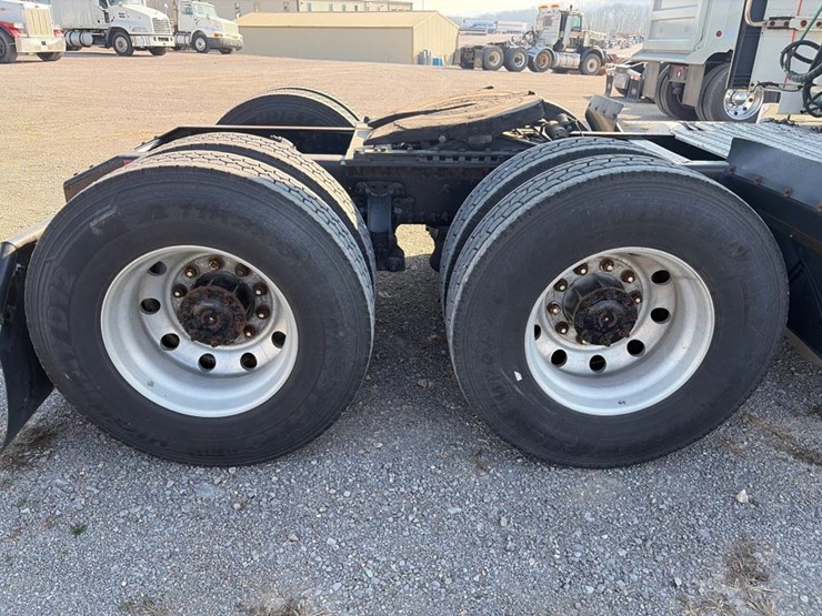 #31954-•-2012-volvo-tandem-axle-truck-tractor-image-12