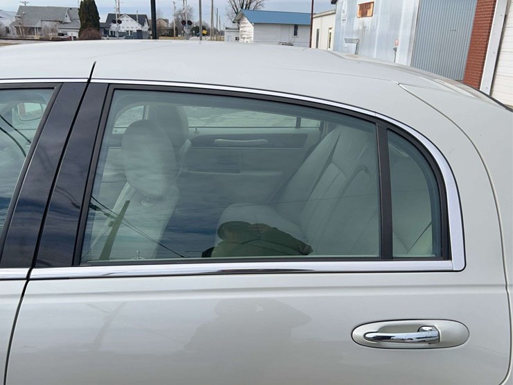 2005-lincoln-town-car-image-21