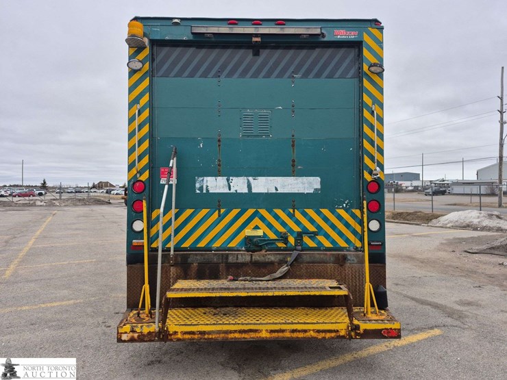 2016-isuzu-nqr-image-6