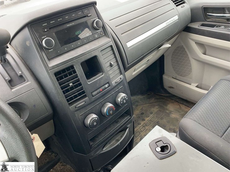 2010-dodge-grand-caravan-image-13