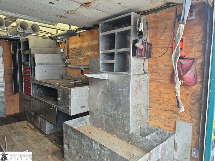 2016-isuzu-nqr-image-23