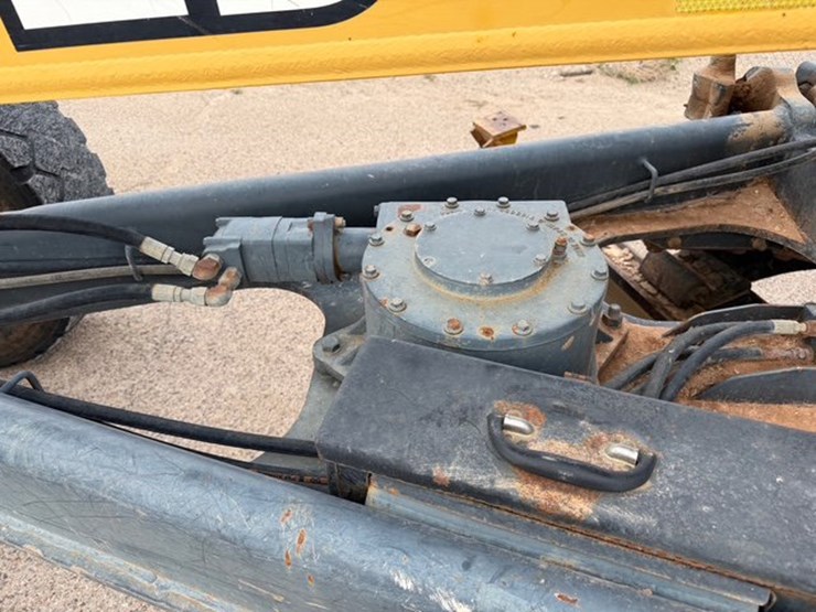 2005-deere-672d-image-10