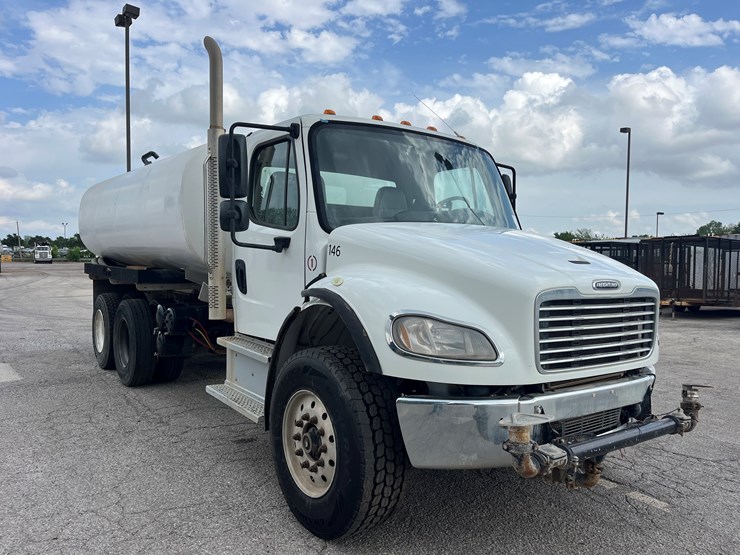 2020-freightliner-m2-106-image-3