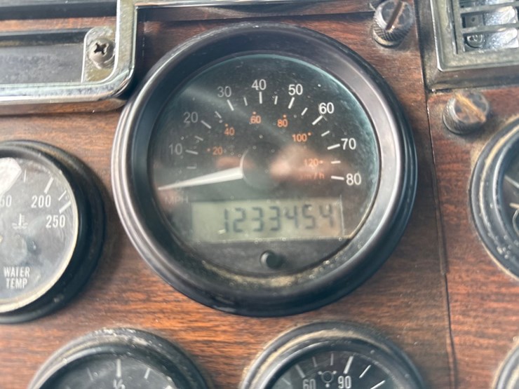 1990-peterbilt-357-image-77