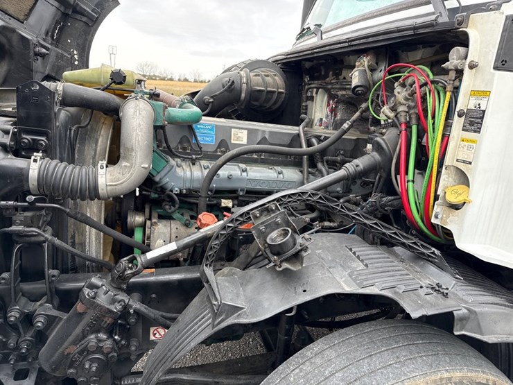 #31952-•-2010-volvo-vnl-tandem-axle-truck-tractor-image-33