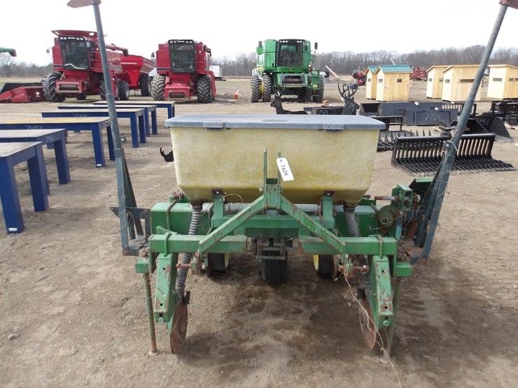 #7426-•-3pt-2-row-john-deere-planter-image-2
