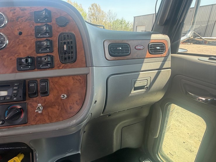 2009-peterbilt-367-image-46
