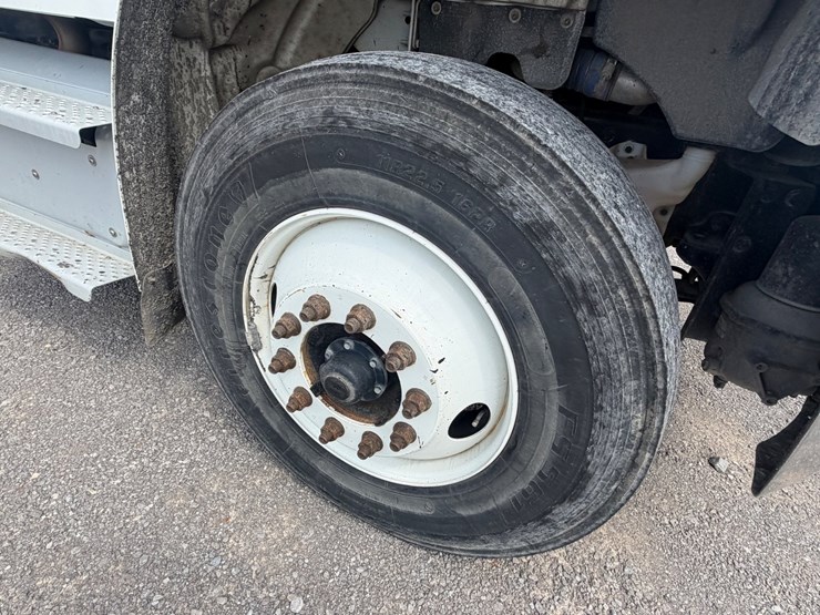 2020-freightliner-m2-106-image-16