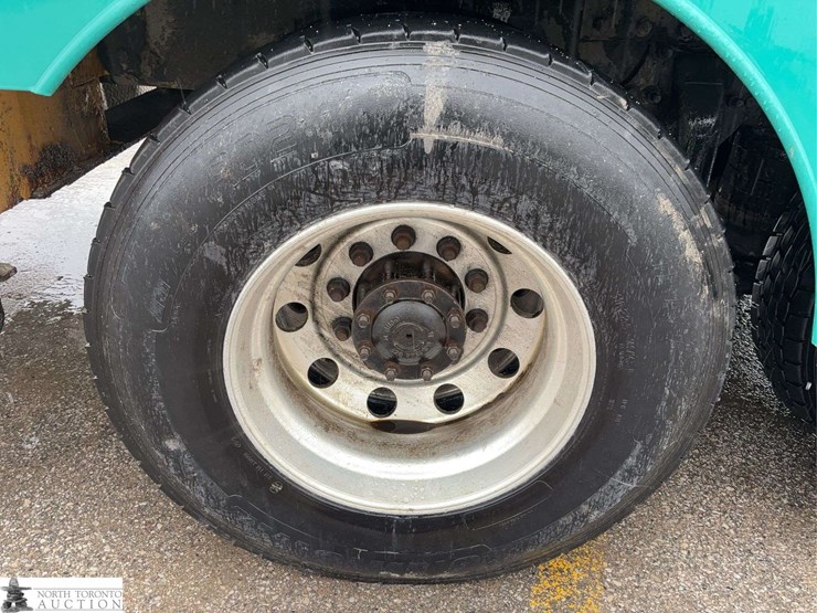 2011-freightliner-m2-106-image-42