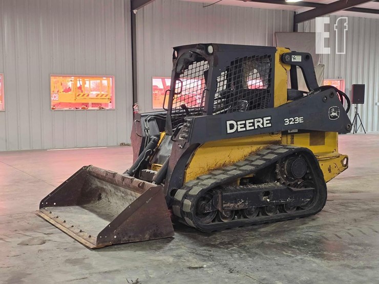 2014-deere-323e-image-1