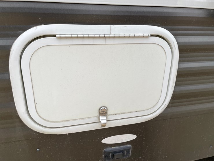 #201-•-2014-palomino-puma-253-fbs-27'-fifth-wheel-camper-(has-wi-title)-image-26