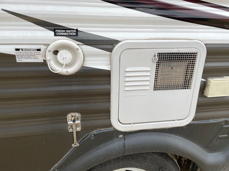 #201-•-2014-palomino-puma-253-fbs-27'-fifth-wheel-camper-(has-wi-title)-image-22