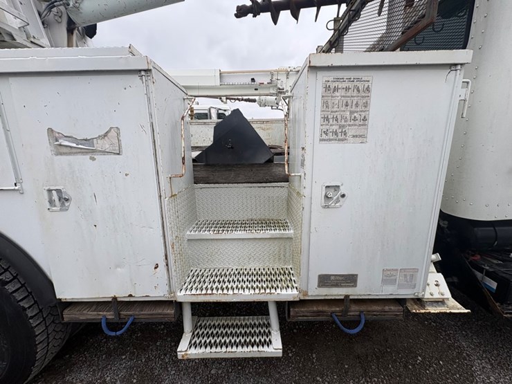 2007-peterbilt-335-image-7