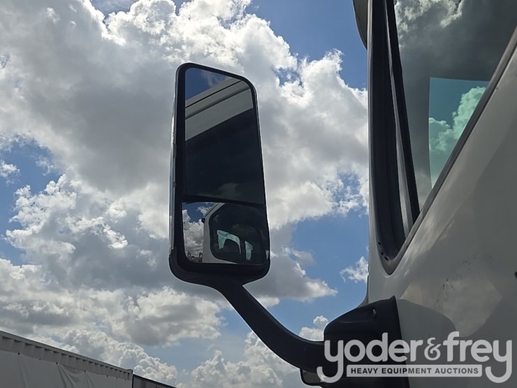 2011-freightliner-cascadia-125-image-70