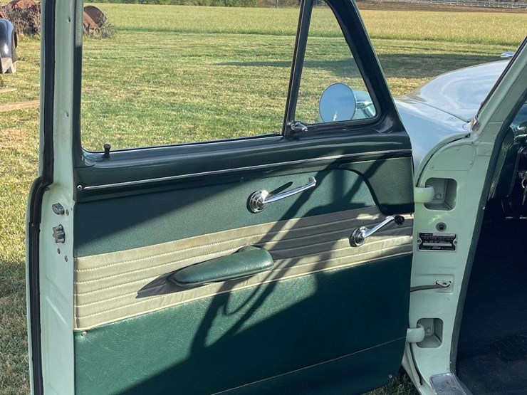 1953-ford-customline-sedan-image-40
