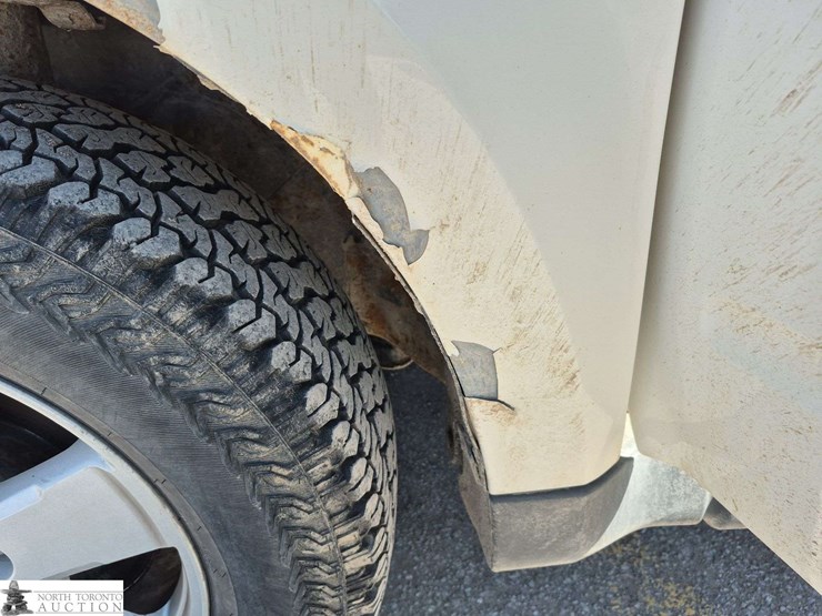 2010-ford-escape-image-23