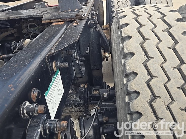 2012-freightliner-cascadia-125-image-21