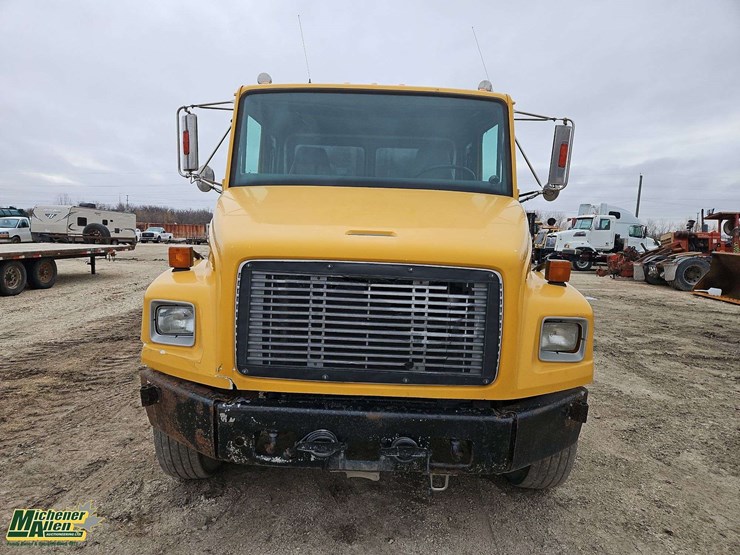 2004-freightliner-fl80-image-3