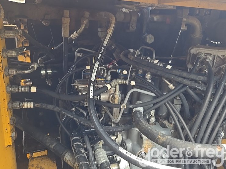 2017-deere-210g-lc-image-97