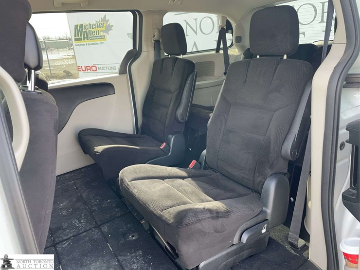 2014-dodge-grand-caravan-sxt-image-15