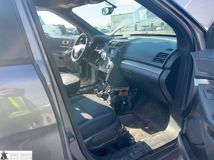 2019-ford-explorer-image-19