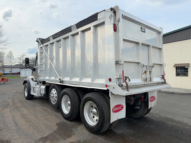 2015-peterbilt-567-image-3