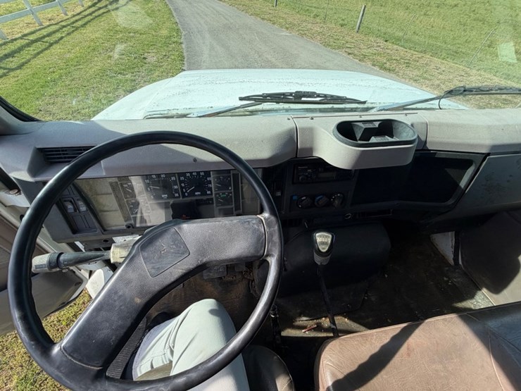 1997-international-4700-image-17