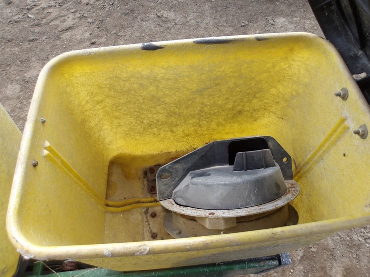 #7426-•-3pt-2-row-john-deere-planter-image-11