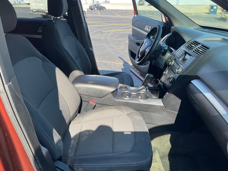 2016-ford-explorer-image-18