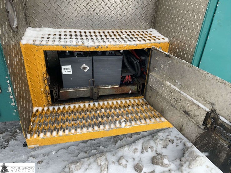 2011-freightliner-m2-106-image-35