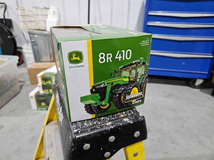 #1003-•-john-deere-8r-410-1/32-die-cast-toy-tractor-image-5