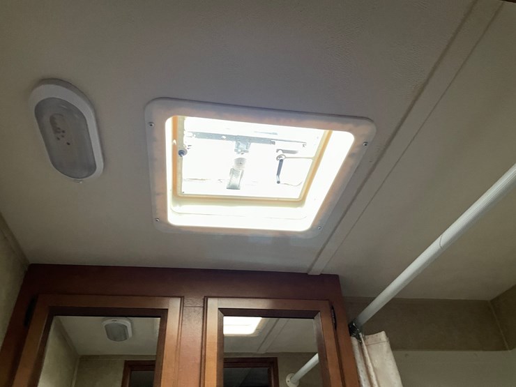 #201-•-2014-palomino-puma-253-fbs-27'-fifth-wheel-camper-(has-wi-title)-image-67