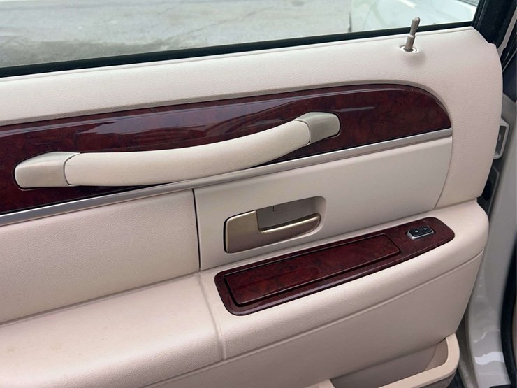 2005-lincoln-town-car-image-74