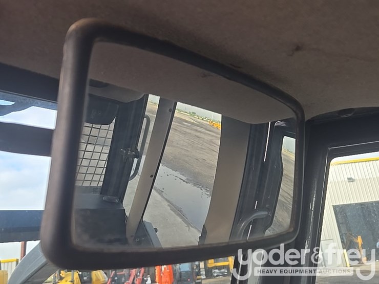 2016-case-750m-image-92