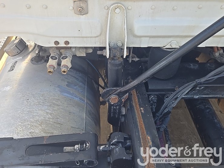 2011-freightliner-cascadia-125-image-18