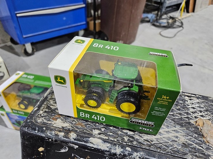 #1001-•-john-deere-8r-410-1/64-die-cast-toy-tractor-image-3