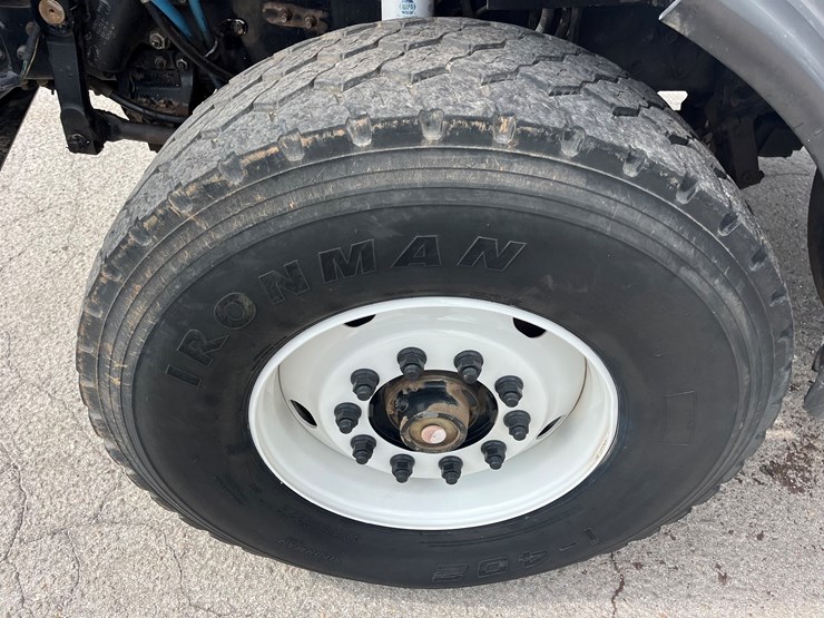 2005-sterling-lt9500-image-12