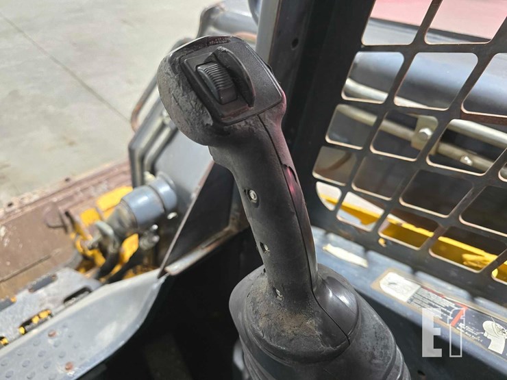 2014-deere-323e-image-15