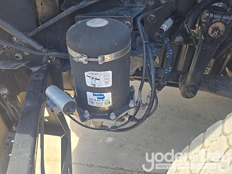 2011-freightliner-cascadia-125-image-42