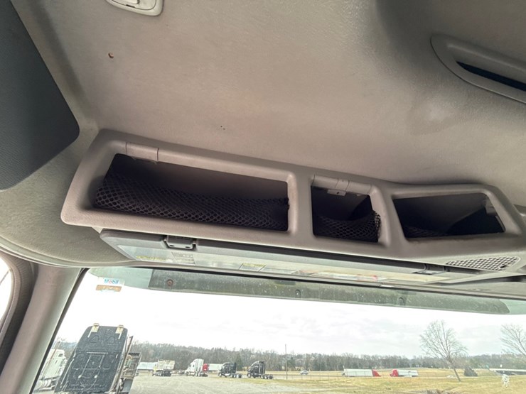 #31952-•-2010-volvo-vnl-tandem-axle-truck-tractor-image-45