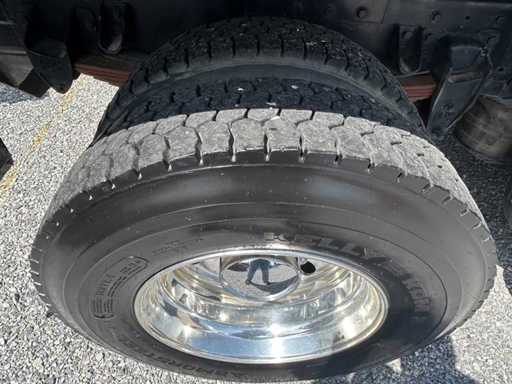 2005-peterbilt-335-image-12