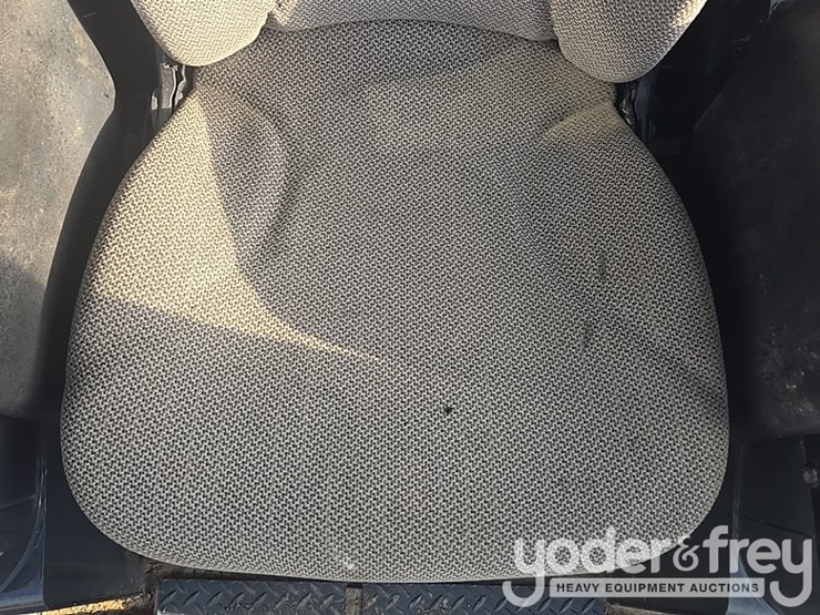 2016-case-750m-image-78