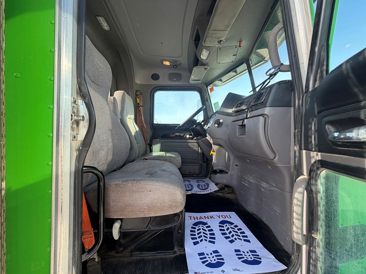 2021-peterbilt-367-image-17