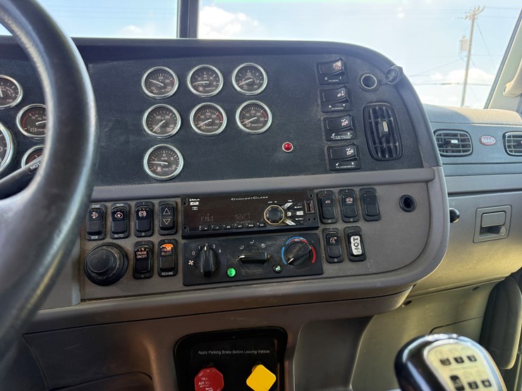 2020-peterbilt-367-image-19