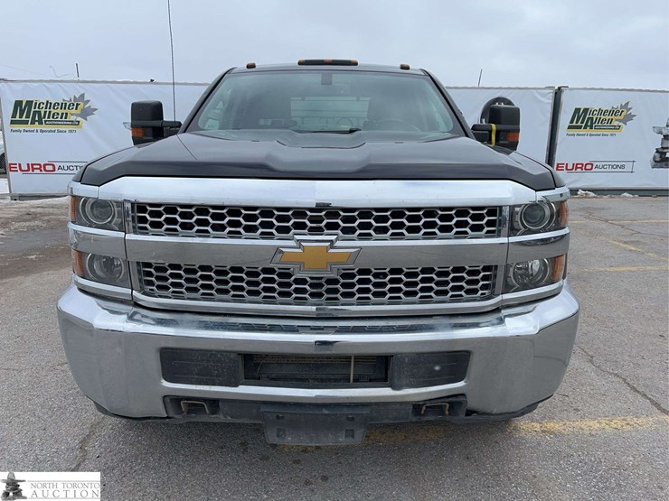 2019-chevrolet-silverado-2500hd-image-2