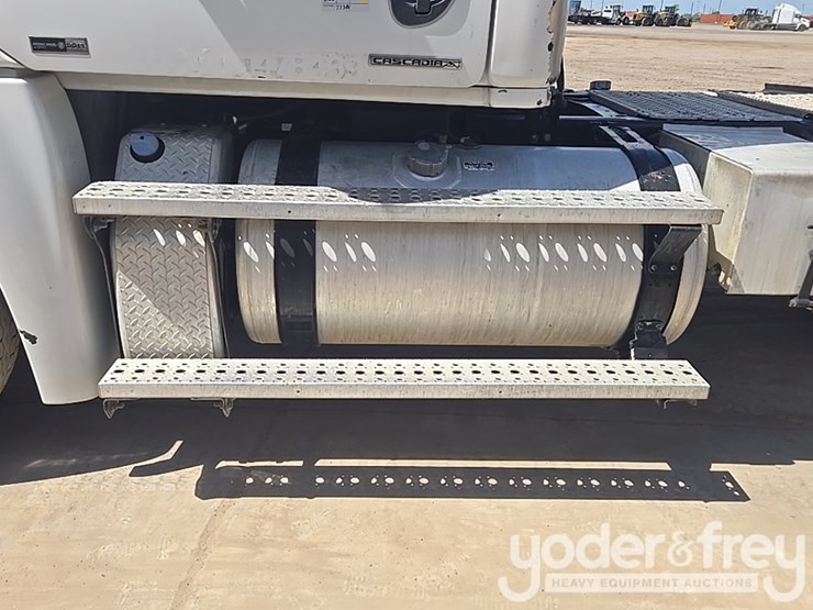 2011-freightliner-cascadia-125-image-36