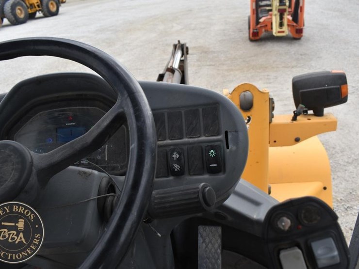 2015-volvo-l30g-image-33